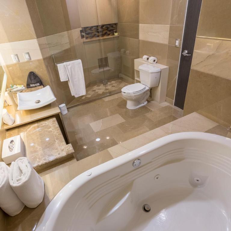 Holiday Inn Queretaro Zona Diamante by IHG - King Suite - 3