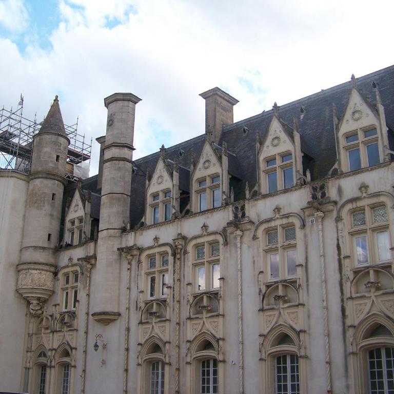 Charmant STUDIO au Calme Tout Confort Dans Château Néo Gothique proche ZENITH COMET ORLEANS Parking Voiture Gratuit WIFI Haut Débit Rue des Montées - Estudio Superior - 48