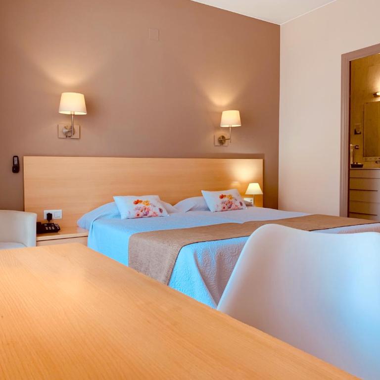 Hotel Restaurant Llansola - Habitación Doble con balcón - 2 camas - 1