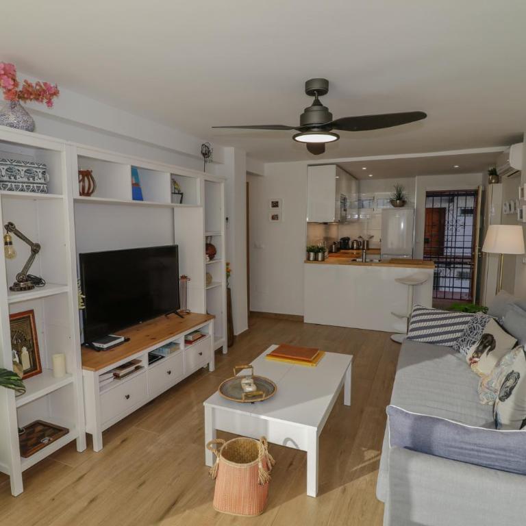 New sunny close to the beach sea views - Apartment - 3