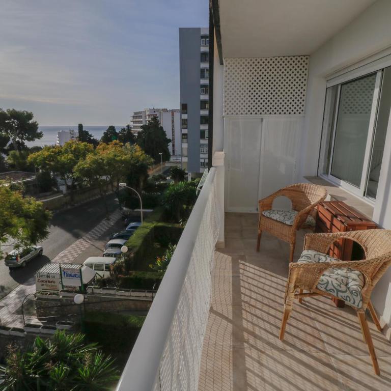 New sunny close to the beach sea views - Apartment - 5