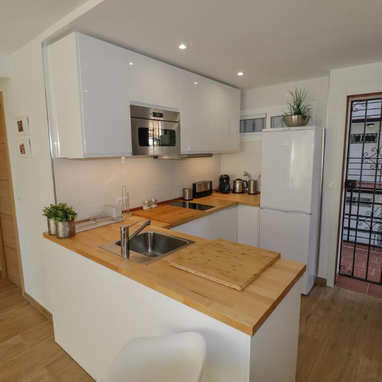 New sunny close to the beach sea views - Apartment - 8