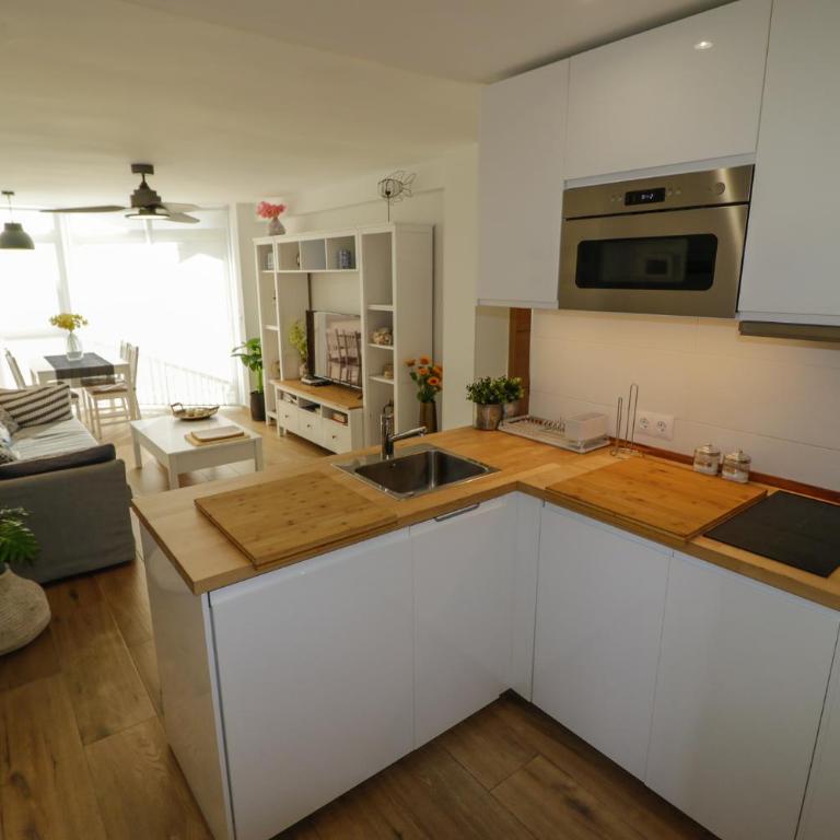 New sunny close to the beach sea views - Apartment - 9