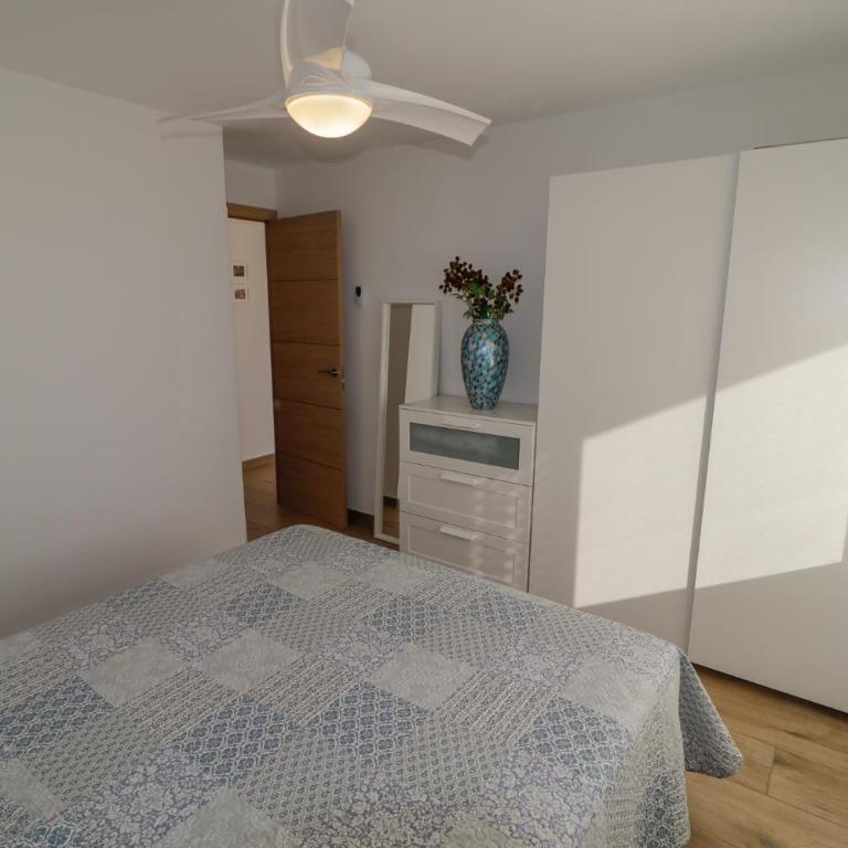 New sunny close to the beach sea views - Apartment - 11