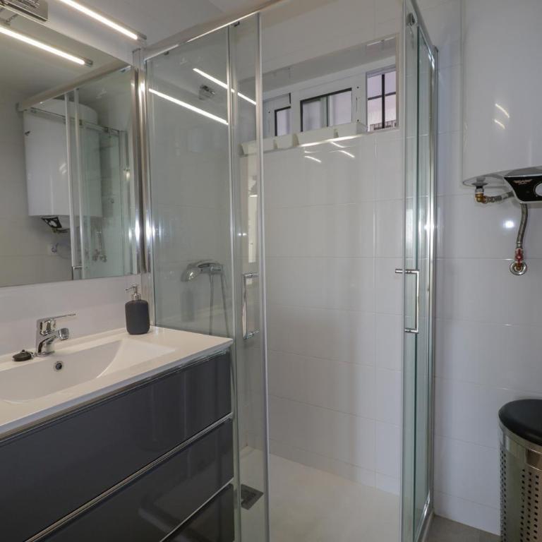 New sunny close to the beach sea views - Apartment - 13