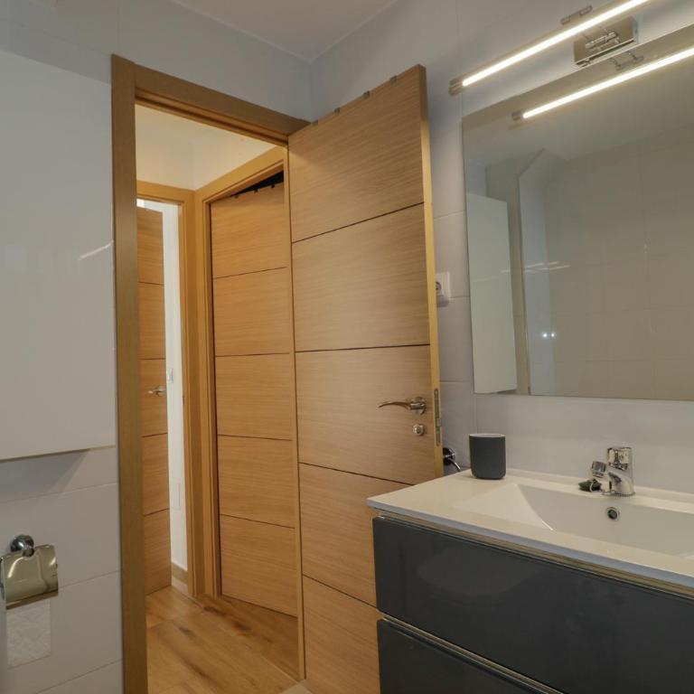 New sunny close to the beach sea views - Apartment - 15