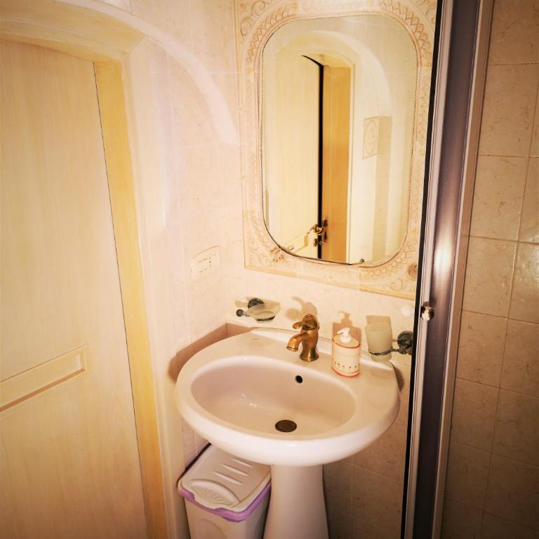 Archetto Bianco - Camera Matrimoniale con Bagno Privato - 6