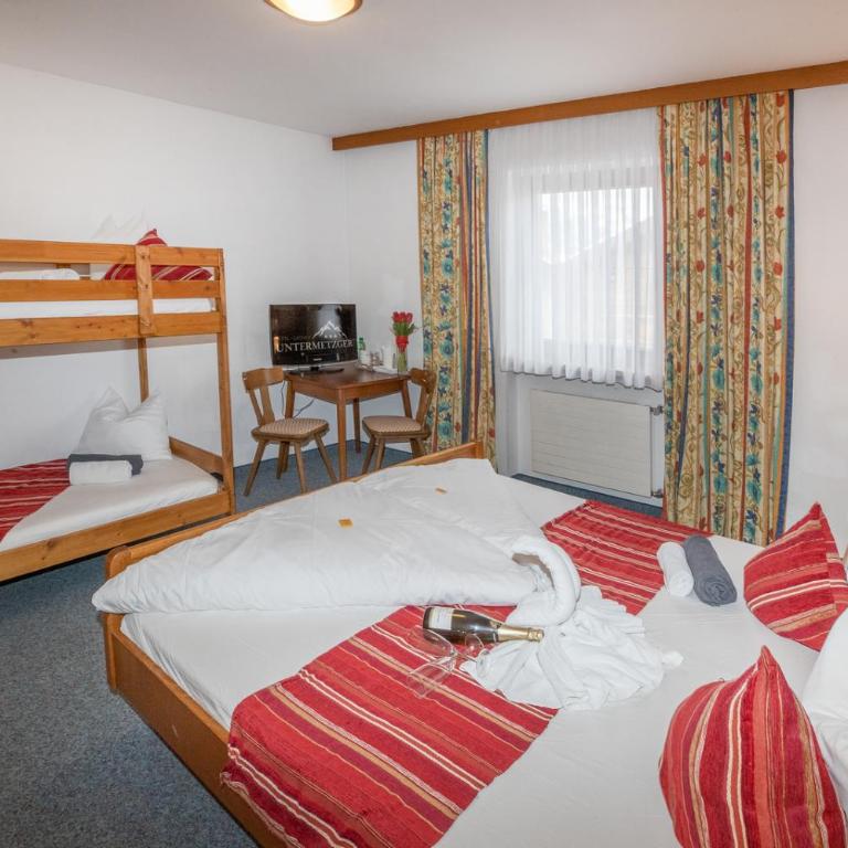 Hotel Untermetzger - Comfort Vierbettzimmer - 11