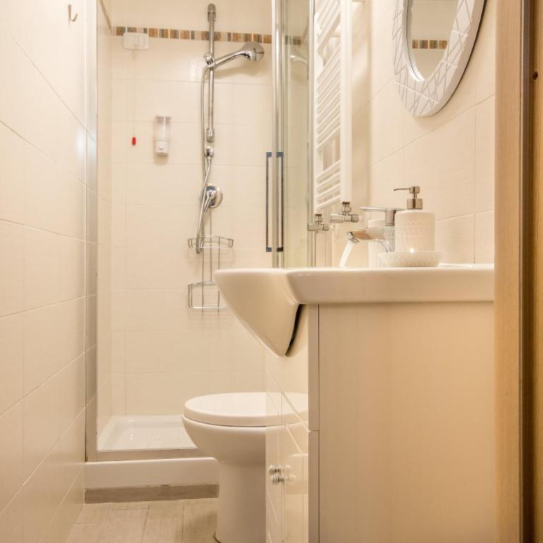 Appartamento Flora Metro Vittorio - Camera Matrimoniale con Bagno Privato Esterno - 11