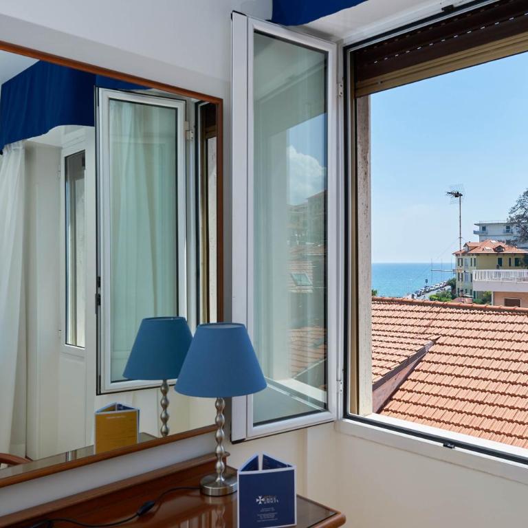 Hotel Croce Di Malta - Camera Matrimoniale con Vista Mare - 1