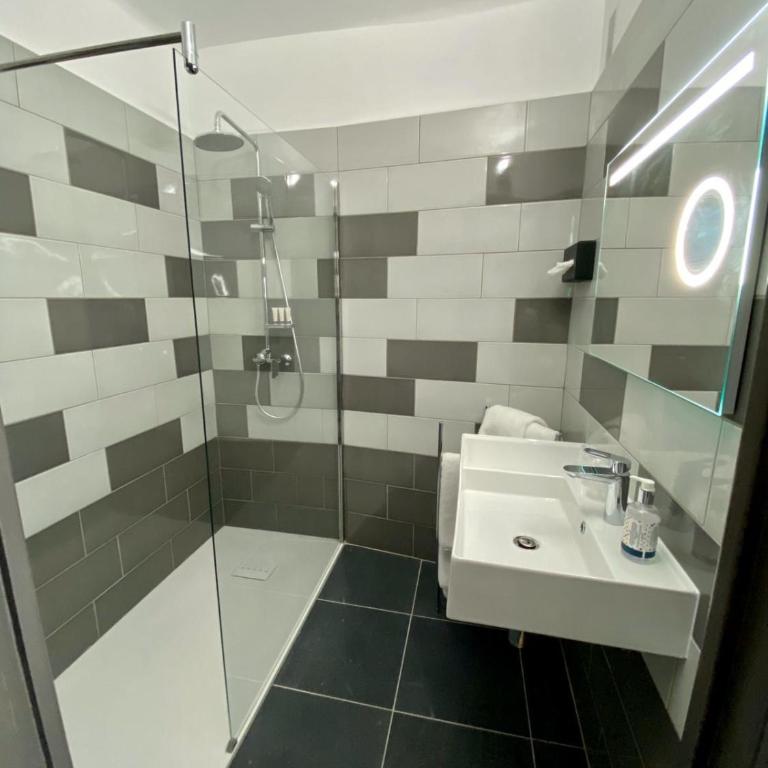 Hotel Courbet - Chambre Triple - Vue sur Cour - 2