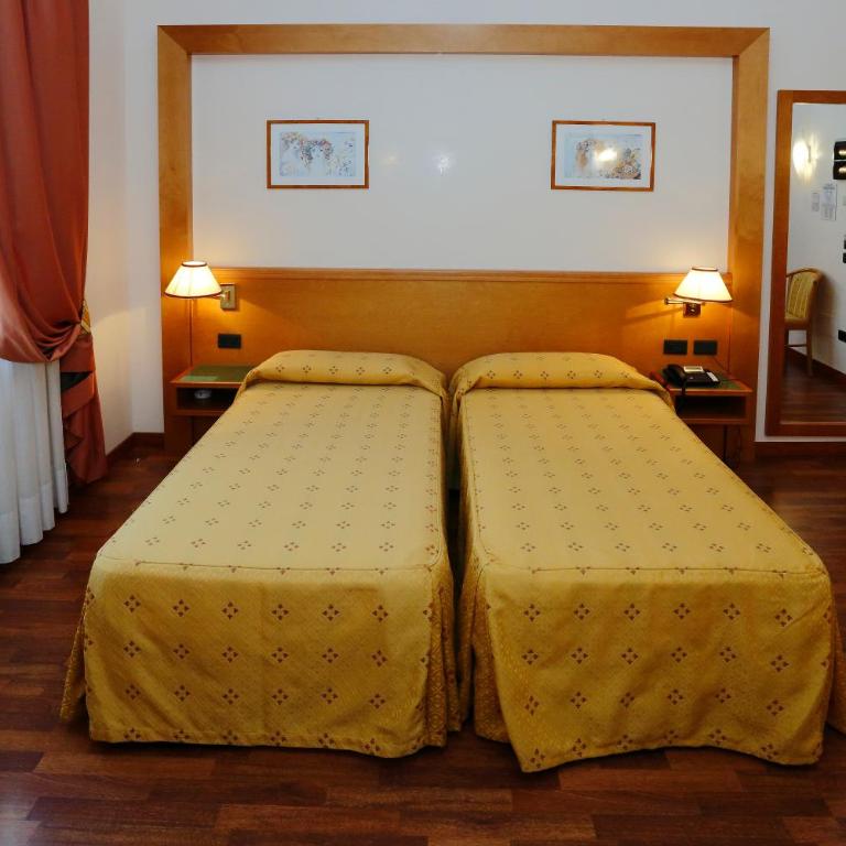 Hotel Estense - Camera Matrimoniale - 9