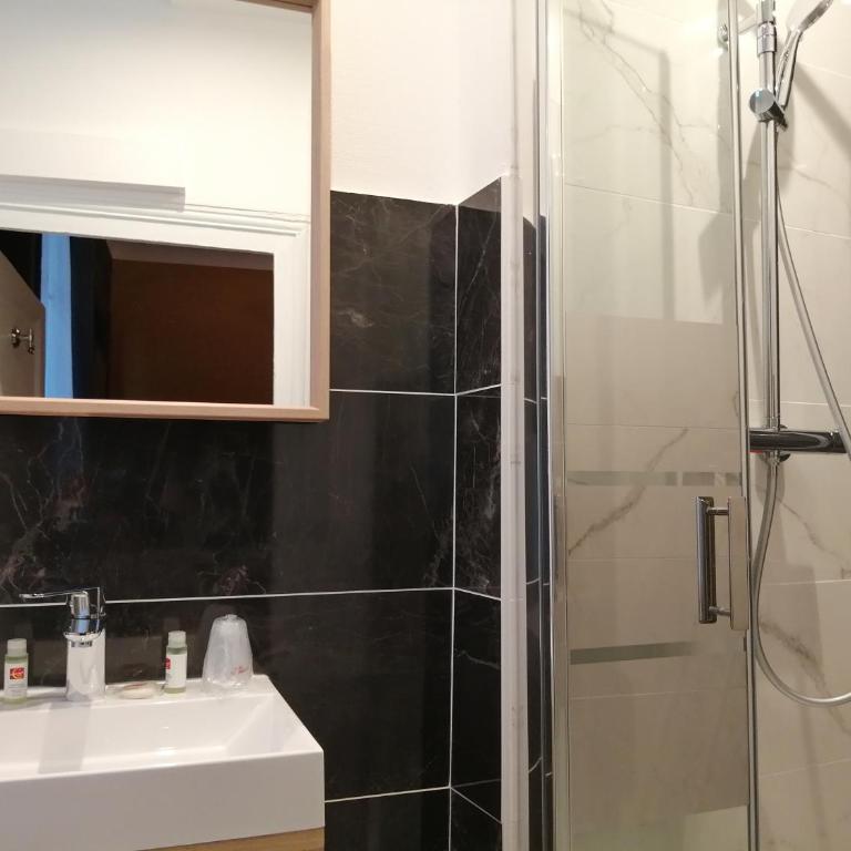 Hotel Du Cygne Tours - Chambre Quadruple Uniquement Accessible par les Escaliers - 6