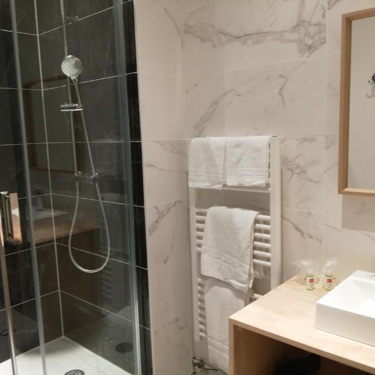Hotel Du Cygne Tours - Chambre Quadruple Uniquement Accessible par les Escaliers - 8