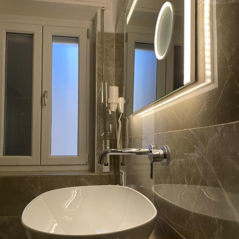 Hotel Victoria - Family Room with Private Bathroom - 17