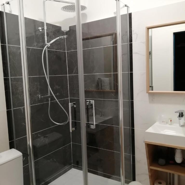 Hotel Du Cygne Tours - Chambre Triple - Accessible Uniquement par des Escaliers - 6