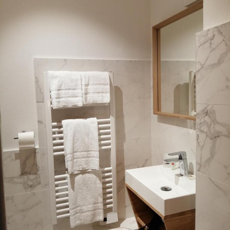 Hotel Du Cygne Tours - Chambre Triple - Accessible Uniquement par des Escaliers - 4