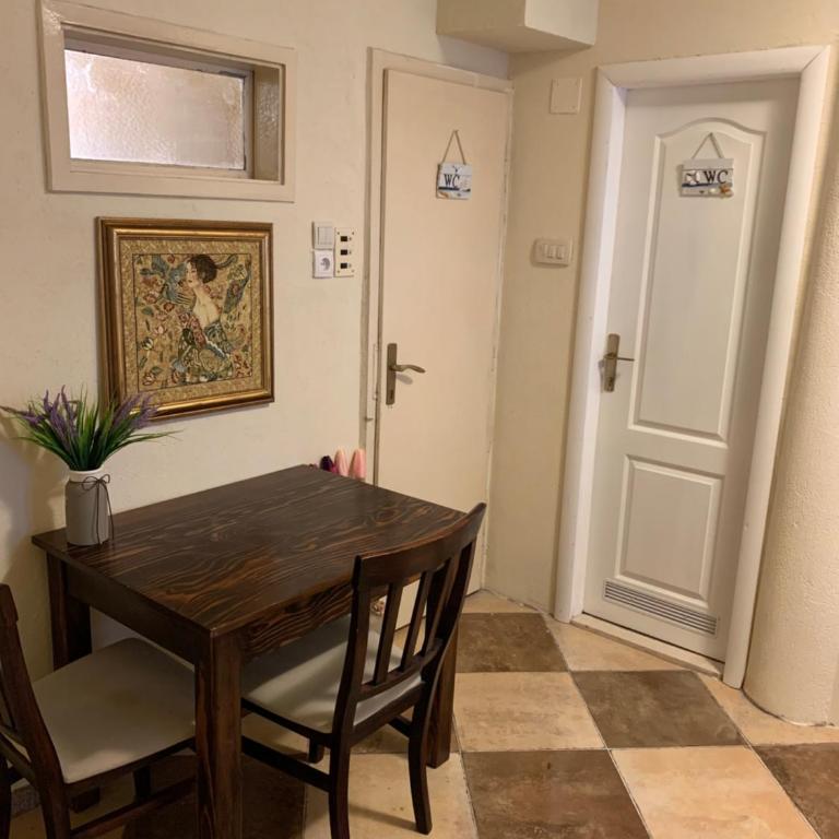 Viktor Rooms - Standard Twin Room with Shared Bathroom - 4