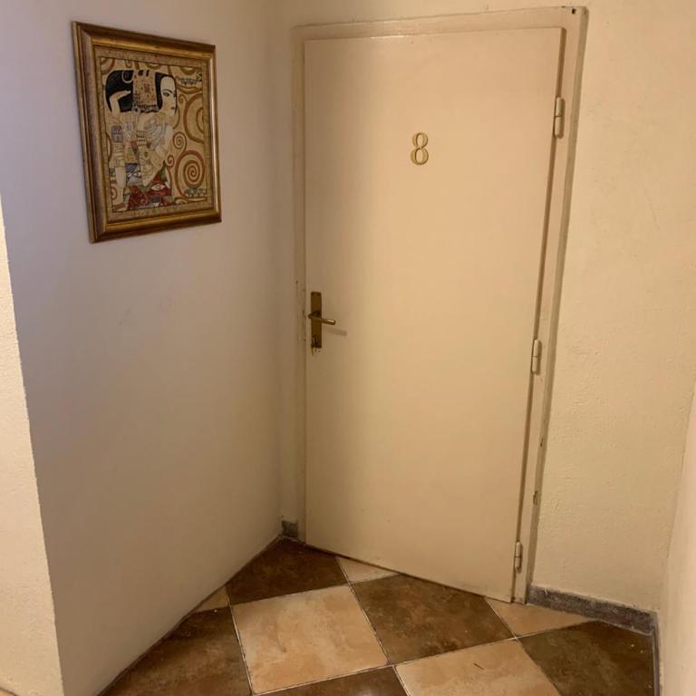 Viktor Rooms - Standard Twin Room with Shared Bathroom - 9