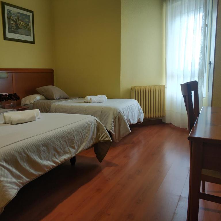 Hostal Restaurante Iruñako - Habitación Familiar Estándar - 1