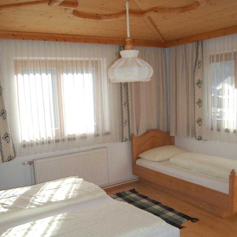Pension Marienhof - Dreibettzimmer mit Balkon - 3