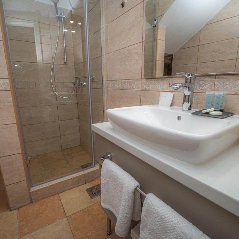 Antika Guesthouse - Deluxe Double Room - 3