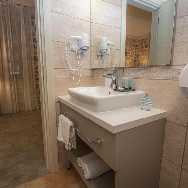 Antika Guesthouse - Deluxe King Room - 15