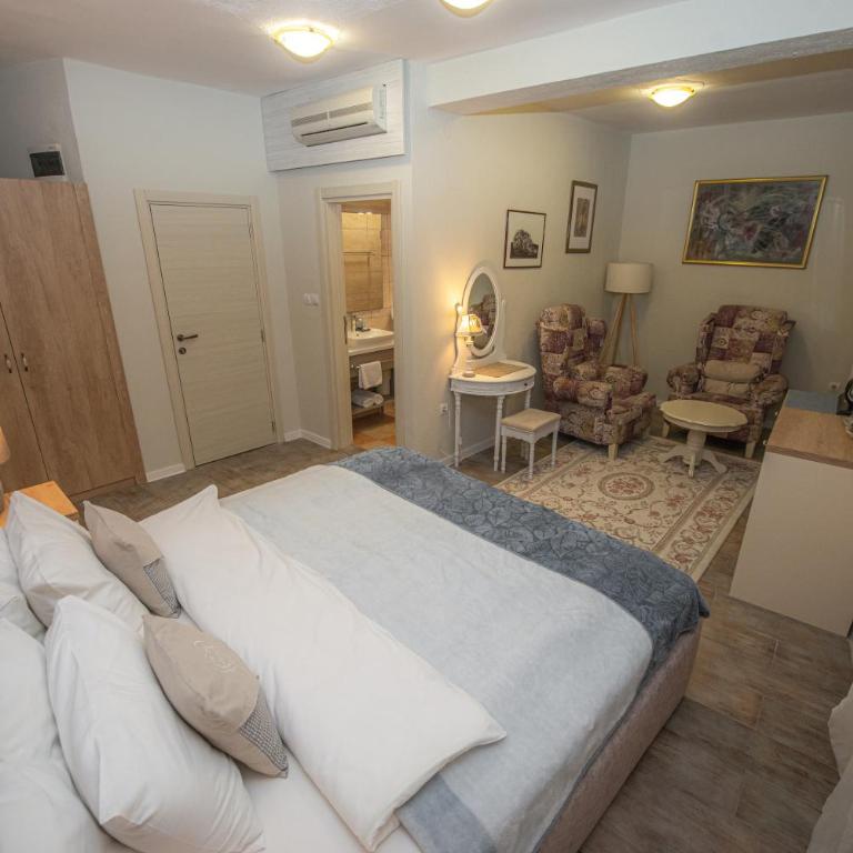 Antika Guesthouse - Deluxe King Room - 17
