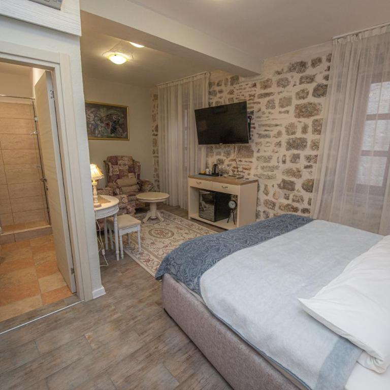 Antika Guesthouse - Deluxe King Room - 16