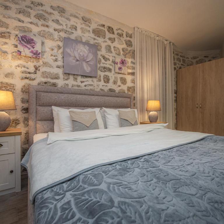 Antika Guesthouse - Deluxe King Room - 14
