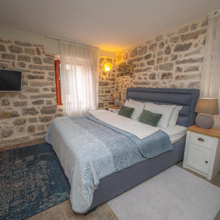 Antika Guesthouse - Deluxe Double Room with Extra Bed - 1