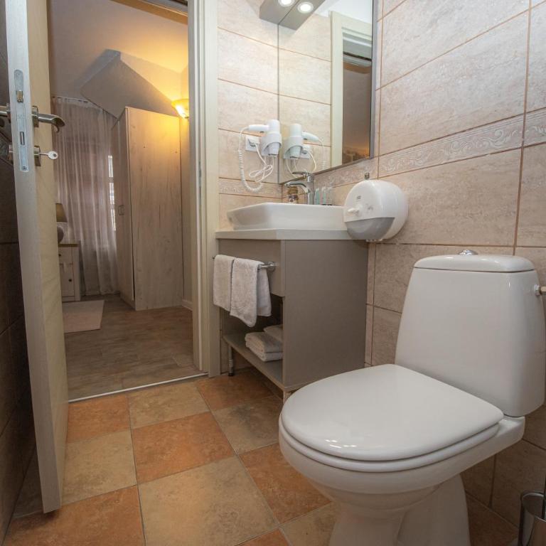 Antika Guesthouse - Deluxe King Room - 11