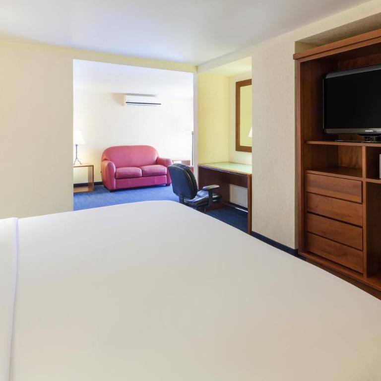 Holiday Inn Express Oaxaca - Centro Historico by IHG - Habitación Estándar con cama extragrande y balcón - 3