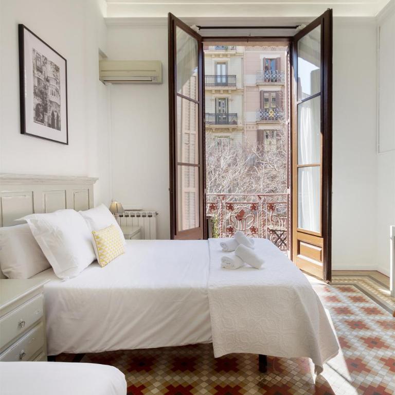 Hostal Girona - Superior Triple Room with Balcony - 2