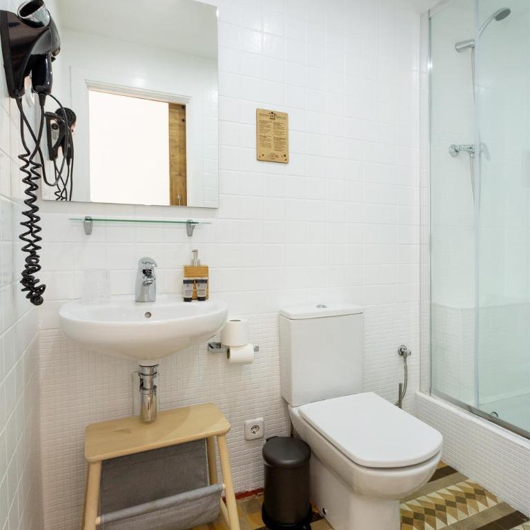 Hostal Girona - Superior Triple Room with Balcony - 9