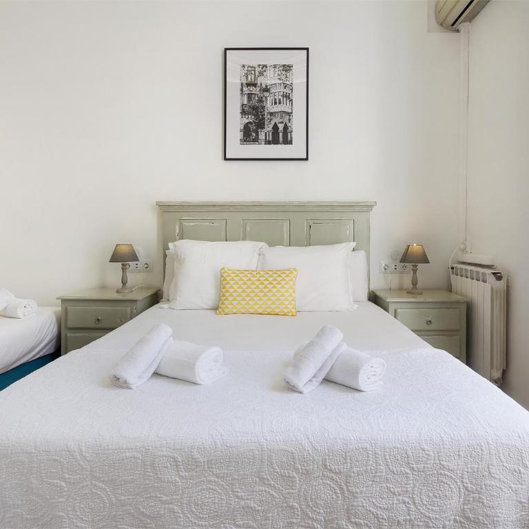 Hostal Girona - Superior Triple Room with Balcony - 8