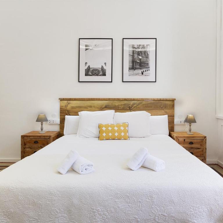Hostal Girona - Superior Triple Room with Balcony - 4