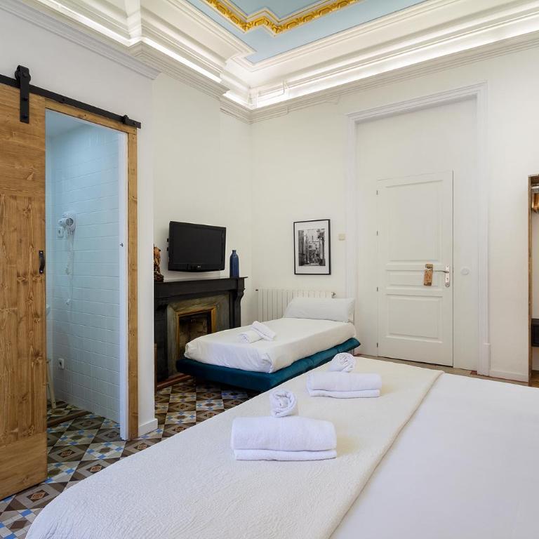 Hostal Girona - Superior Triple Room with Balcony - 10