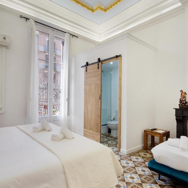 Hostal Girona - Superior Triple Room with Balcony - 3