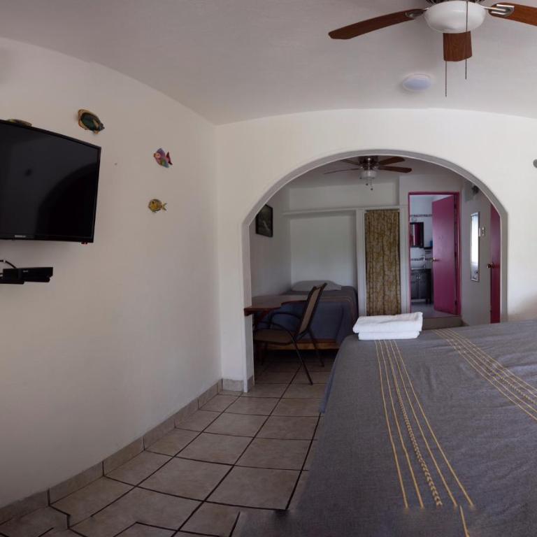 Amigos Hotelito - Habitación Triple con vistas al lago - 4