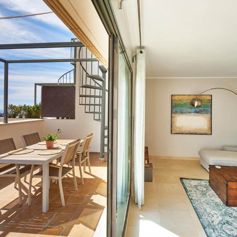 Sea View Penthouse, Pool, Privacy, Benalmadena - Two-Bedroom Apartment - 2
