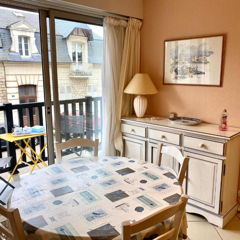 Residence Normande CASTELNAU Avenue de Castelnau a Cabourg. Appartement situe en plein coeur du cent - Apartment mit 1 Schlafzimmer - 4
