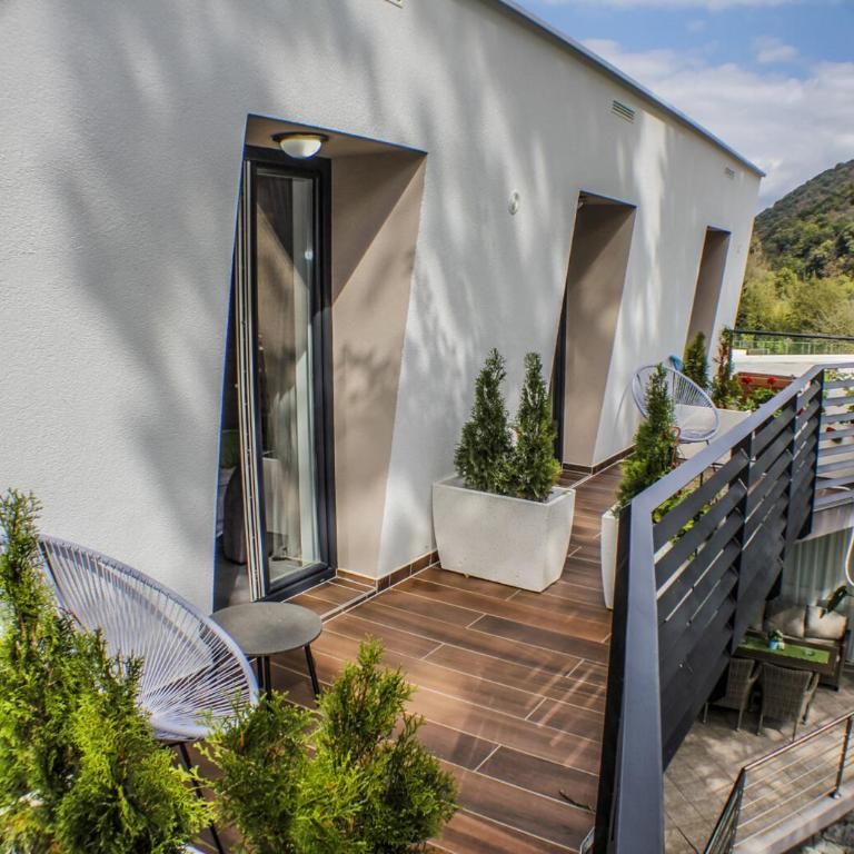 Hotel Tazz - River Front Oasis Collection - Deluxe Double Room with Balcony - 3
