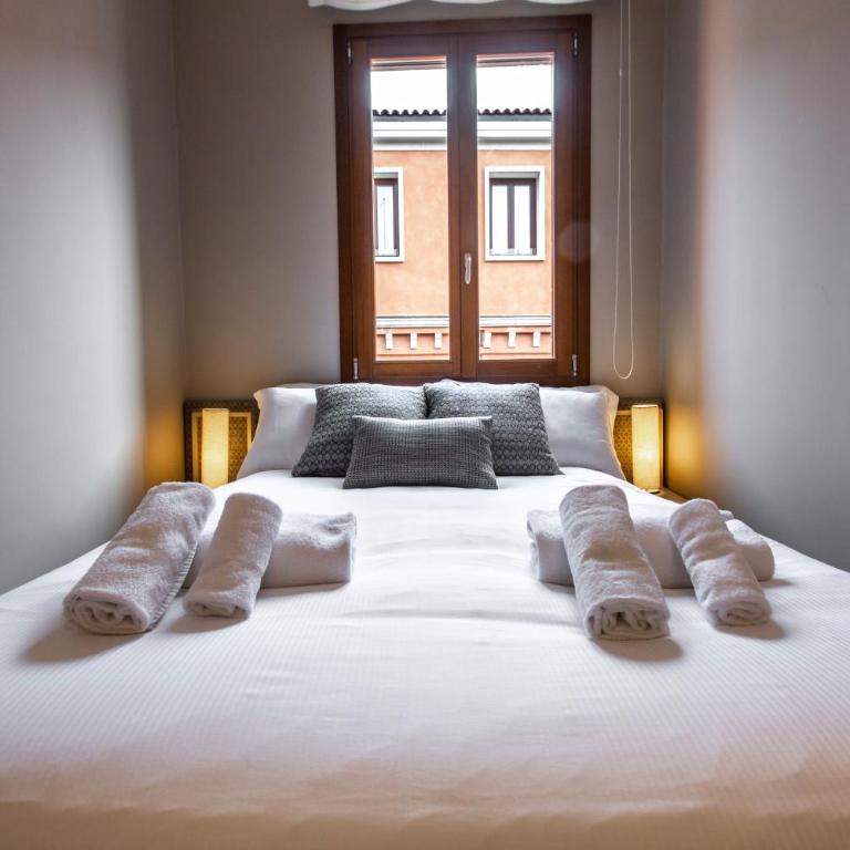 Charming Apartment on the Grand Canal R&R - Two-Bedroom Apartment - 8