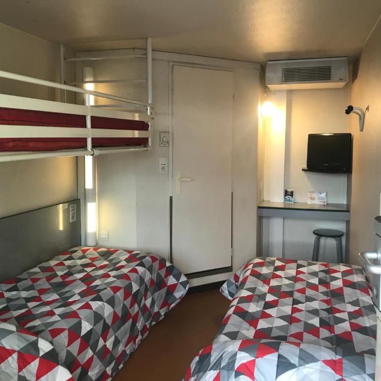 Premiere Classe Chambery - Triple Room (1 Double Bed + 1 Single Bed) - 4