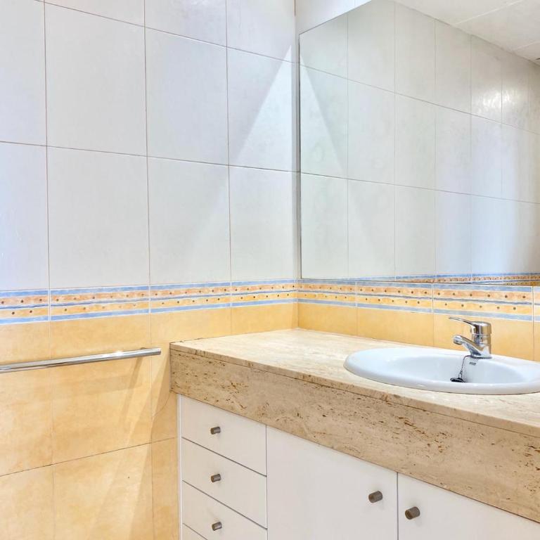 Appartement devant la plage - Three-Bedroom Apartment - 12