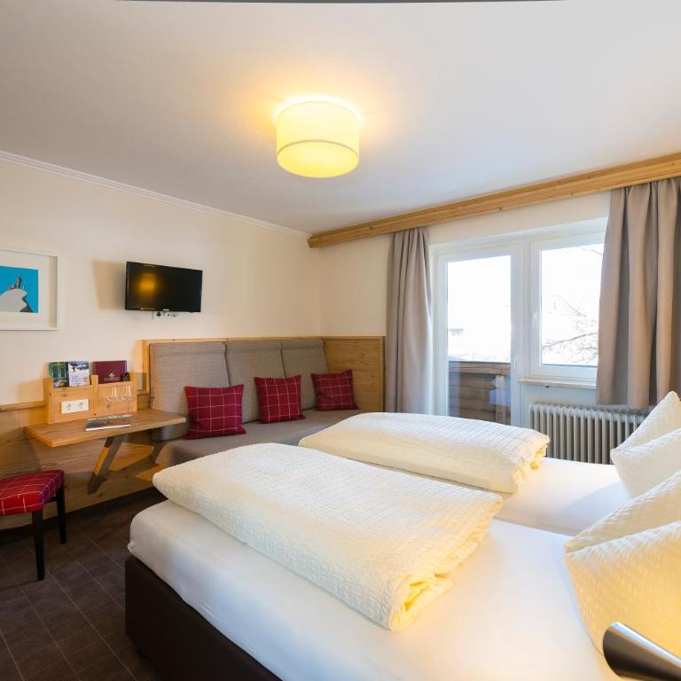 Hotel Garni Entstrasser - Superior Double Room with Balcony - 1