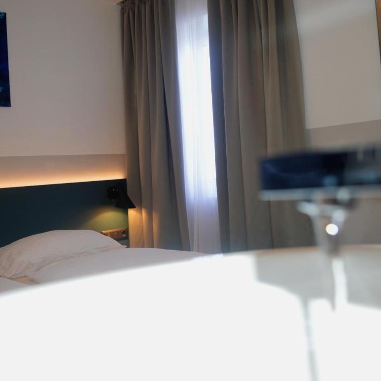 Pension Elisabeth - Rooms & Apartments - Doppelzimmer mit Gemeinschaftsbad - 13