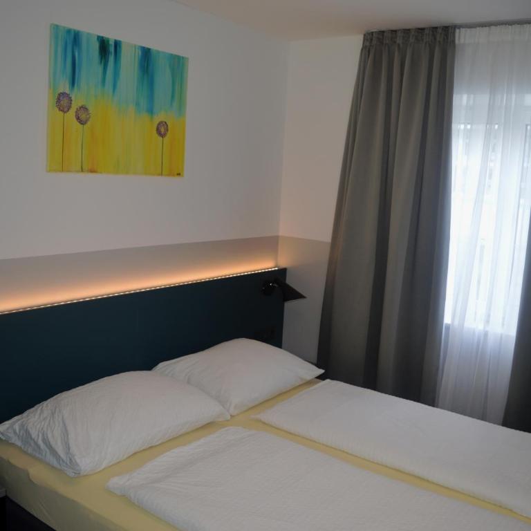 Pension Elisabeth - Rooms & Apartments - Doppelzimmer mit Gemeinschaftsbad - 11