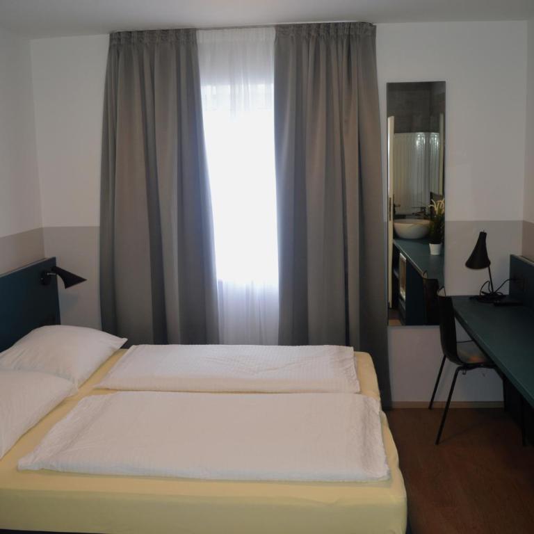 Pension Elisabeth - Rooms & Apartments - Doppelzimmer mit Gemeinschaftsbad - 18